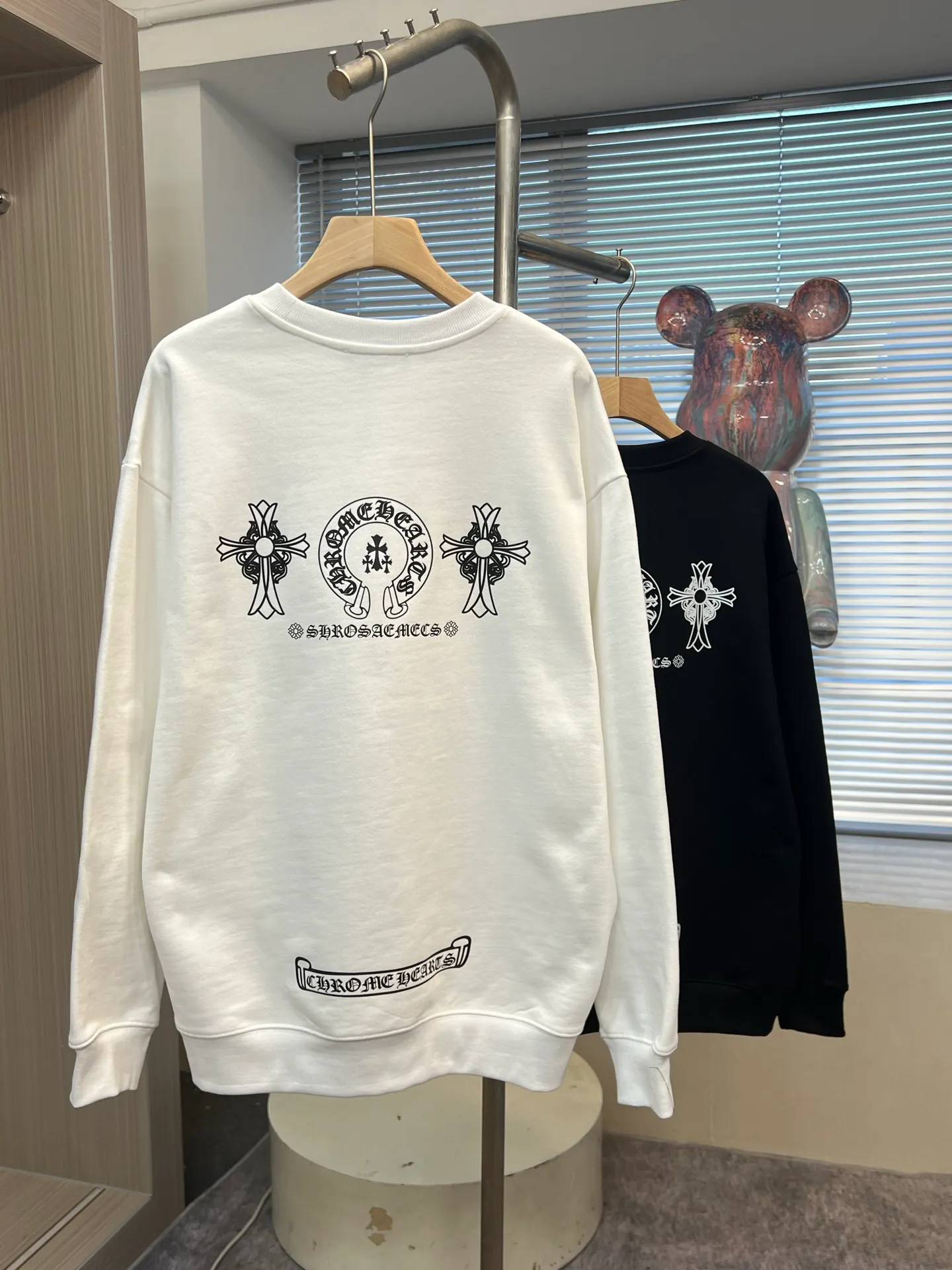 🅿️270 High-quality b27 2025 new Croix Heart Sanskrit Cross Horseshoe Printed Round Neck Long Sleeve Fashion Sweater for Men and Women. The fabric is made of 450g pure cotton terry, which is rich in texture, soft and not collapsed, drapes smoothly and is not easy to wrinkle. Neat sewing, beautiful and fashionable, not easy to deform, comfortable and durable. The threads of the ingredients are made of 100% cotton, custom-woven and dyed, with zero color difference!